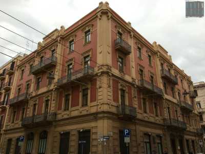 Palazzo Alberotanza in via Imbriani ad angolo con via Bozzi. Di color rosso porpora e giallino senape fu costruito tra il 1918 e il 1920